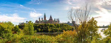 Kanada Parlamentosu 'nun Ottawa ve Nehir Panoraması güneşli bir günde, Kanada