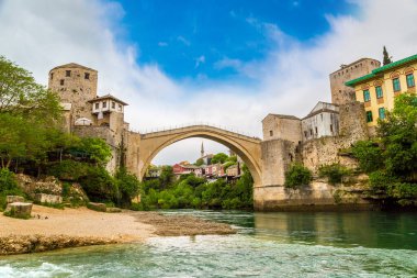 Mostar 'daki Eski Köprü güzel bir yaz gününde, Bosna-Hersek