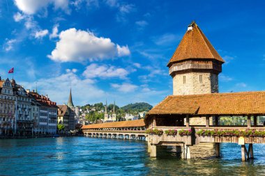 Ünlü Şapel Bridge'de Lucerne bir güzel yaz günde, İsviçre