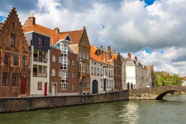 Belçika 'da güzel bir yaz gününde, Bruges' deki kanallar boyunca evler