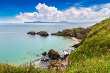 Carrick-a-Rede, Causeway Sahili Rotası bir güzel yaz günü, Kuzey İrlanda, İngiltere