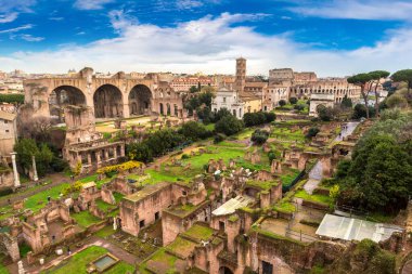 Roma, İtalya 'da bir yaz gününde antik Forum ve kolezyum kalıntıları