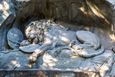 Lucerne ölen aslan anıt bir güzel yaz günde, İsviçre