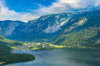 Alpler ve göl panoramik manzarasının Hallstatt, Salzkammergut, bir güzel yaz günü Avusturya'da