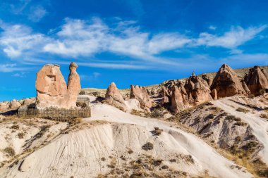 Volkanik kaya oluşumları Kapadokya, Türkiye'de güzel bir yaz günü manzara