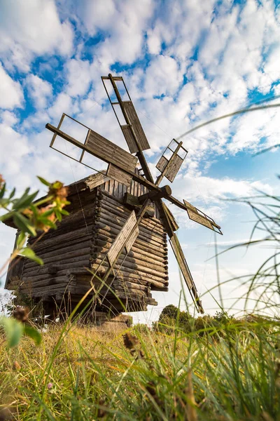 Tradiční Ukrajinská Větrný Mlýn Muzeu Národní Architektury Pirogovo Krásný Letní — Stock fotografie