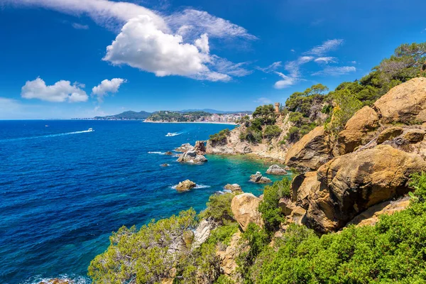 Skały Wybrzeżu Miejscowości Lloret Mar Piękny Letni Dzień Costa Brava — Zdjęcie stockowe