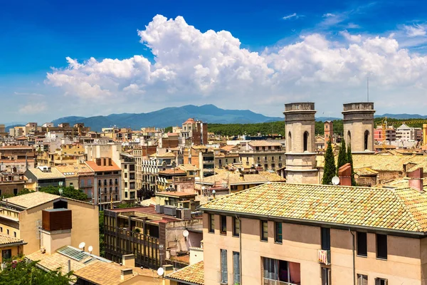 Girona 'nın panoramik hava manzarası, güzel bir yaz günü, Katalonya, İspanya