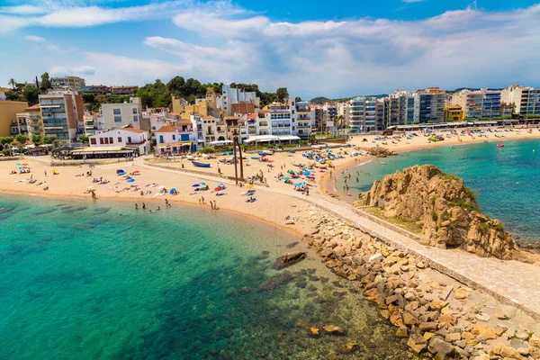 Turistler, İspanya 'nın güzel bir yaz gününde Costa Brava' nın Blanes plajında eğleniyorlar.