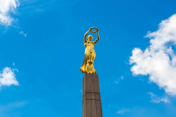 아름다운 여름날 룩셈부르크의 황금빛 기념하는 기념비 — 스톡 사진