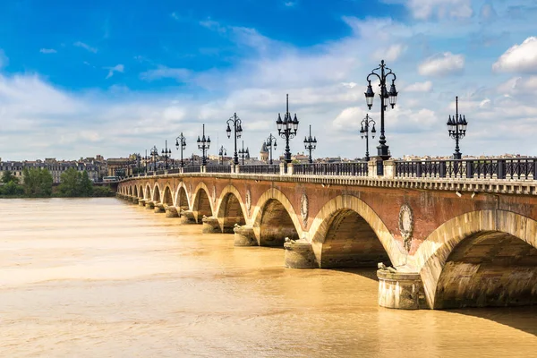 Pont de Pierre, Bordeaux 'da güzel bir yaz gününde eski bir taş köprü, Fransa