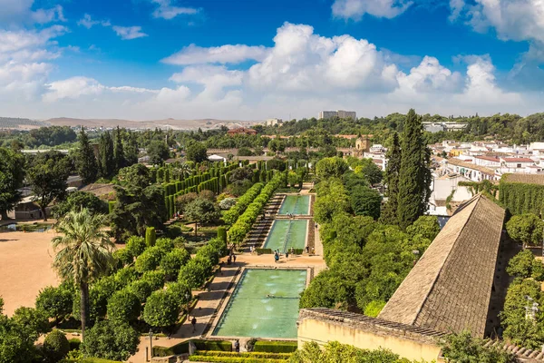 Bir güzel yaz günü, İspanya Alcazar de los Reyes Cristianos Cordoba bahçeleri panoramik manzaraya