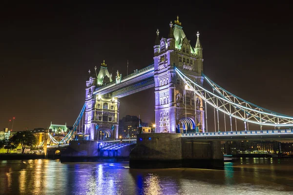 Tower Bridge bir güzel yaz gecesi, İngiltere, İngiltere Londra'da bulunan