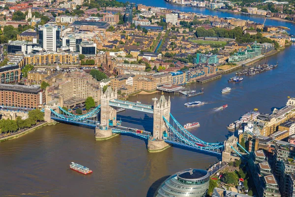Hava panoramik Londra Tower Bridge bir güzel yaz gece, İngiltere, Amerika Birleşik Devletleri