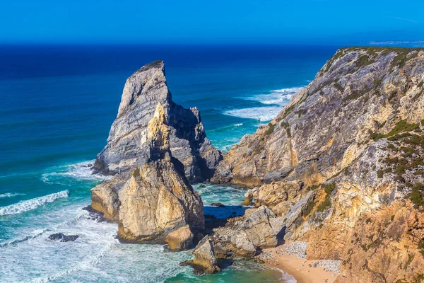 Cabo da Roca. Kayalıklarla ve kayalar bir güzel yaz günü, Portekiz Sintra'Atlantik Okyanusu kıyısında
