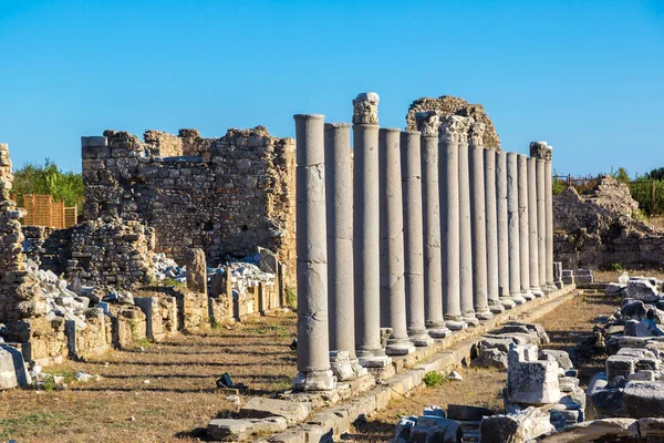 Agora, antik şehirde bir güzel yaz günü, Antalya, Türkiye tarafında kalıntıları