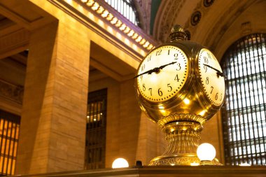 New York, ABD 'de Manhattan' daki Grand Central İstasyon Terminalinin ana salonundaki klasik klasik saat.