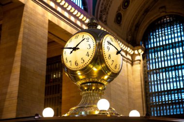 New York, ABD 'de Manhattan' daki Grand Central İstasyon Terminalinin ana salonundaki klasik klasik saat.