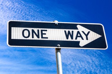 New York City, New York, ABD 'de gökyüzüne karşı tek yön işareti