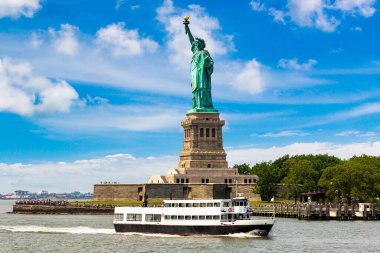 New York City, New York 'ta Özgürlük Heykeli ve turist gemisi feribotu, ABD