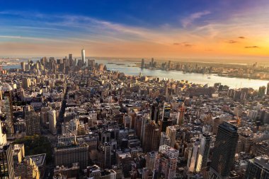 New York City, New York, ABD 'de günbatımında Manhattan' ın panoramik hava manzarası
