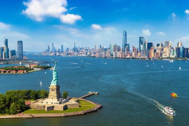 New York City, New York, ABD 'de panoramik hava manzaralı Özgürlük Heykeli ve Jersey City ve Manhattan şehir manzarası