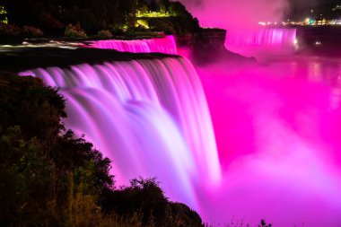 Amerika 'nın Niagara Şelalesi' ndeki Amerikan Şelaleleri 'nin gece manzarası.