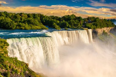 Amerika 'nın Niagara Şelalesi' ndeki Amerikan Şelalesi manzarası