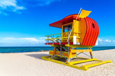 Florida, güneşli bir günde Miami Beach, Güney Sahili 'nde cankurtaran kulesi.