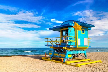 Güney sahilinde cankurtaran kulesi, güneşli bir günde Miami Sahili, Florida