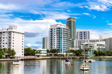 Florida, ABD 'de güneşli bir günde Miami Plajı' ndaki konut binaları