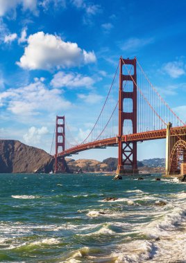 Golden Gate Köprüsü, San Francisco, Kaliforniya 'daki Marshall plajından görüldü.
