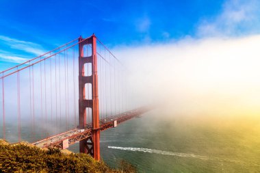 Golden Gate Köprüsü San Francisco 'da gün batımında Sis ile çevrili, Kaliforniya, ABD