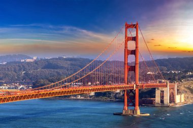 San Francisco 'daki Golden Gate Köprüsü' nün günbatımında panoramik görüntüsü, Kaliforniya, ABD