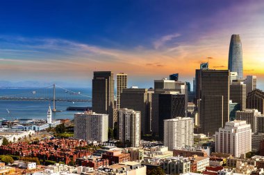 San Francisco 'nun günbatımında panoramik hava manzarası, Kaliforniya, ABD