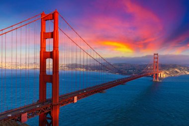 Golden Gate Köprüsü 'nün San Francisco, California, ABD' de günbatımında panoramik görüntüsü