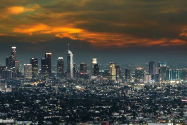Los Angeles 'ın geceleyin panoramik hava görüntüsü, Kaliforniya, ABD