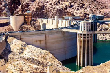 Hoover Barajı ve Colorado Nehri 'ndeki Penstock Kuleleri Nevada ve Arizona sınırı, ABD