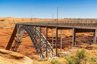 Colorado Nehri 'ndeki Glen Canyon Baraj Köprüsü güneşli bir günde, Arizona, ABD