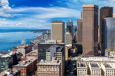 Seattle, ABD 'de güneşli bir günde Seattle iş bölgesinin panoramik hava manzarası