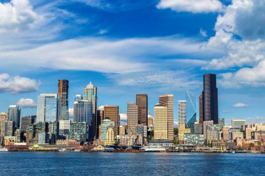 Elliott Körfezi 'ndeki Seattle manzarasının panoramik görüntüsü güneşli bir günde, Washington, ABD