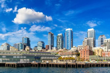 Elliott Körfezi 'ndeki Seattle manzarasının panoramik görüntüsü güneşli bir günde, Washington, ABD