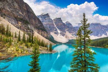 Moraine Gölü 'nün panoramik manzarası, Kanada Banff Ulusal Parkı