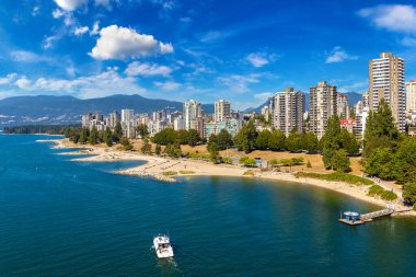 Güneşli bir günde Vancouver 'daki False Creek ve Sunset Beach Park' ın panoramik hava görüntüsü