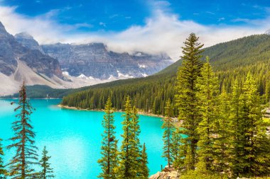 Moraine Gölü 'nün panoramik manzarası, Kanada Banff Ulusal Parkı