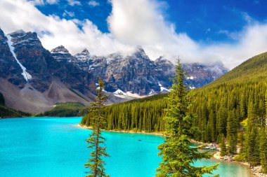 Moraine Gölü 'nün panoramik manzarası, Kanada Banff Ulusal Parkı