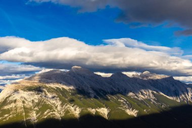 Banff Ulusal Parkı 'ndaki Bow Valley' in panoramik hava manzarası, Kanada Kayalıkları