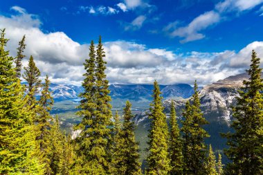 Banff Ulusal Parkı 'ndaki Bow Valley' in panoramik hava manzarası, Kanada Kayalıkları