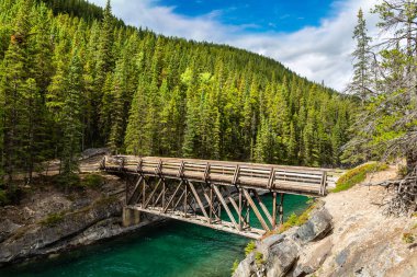 Kanada Banff Ulusal Parkı 'ndaki Minnewanka Gölü' ndeki Stewart Canyon Köprüsü