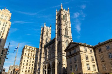 Montreal 'deki Notre-Dame Bazilikası güneşli bir günde, Quebec, Kanada